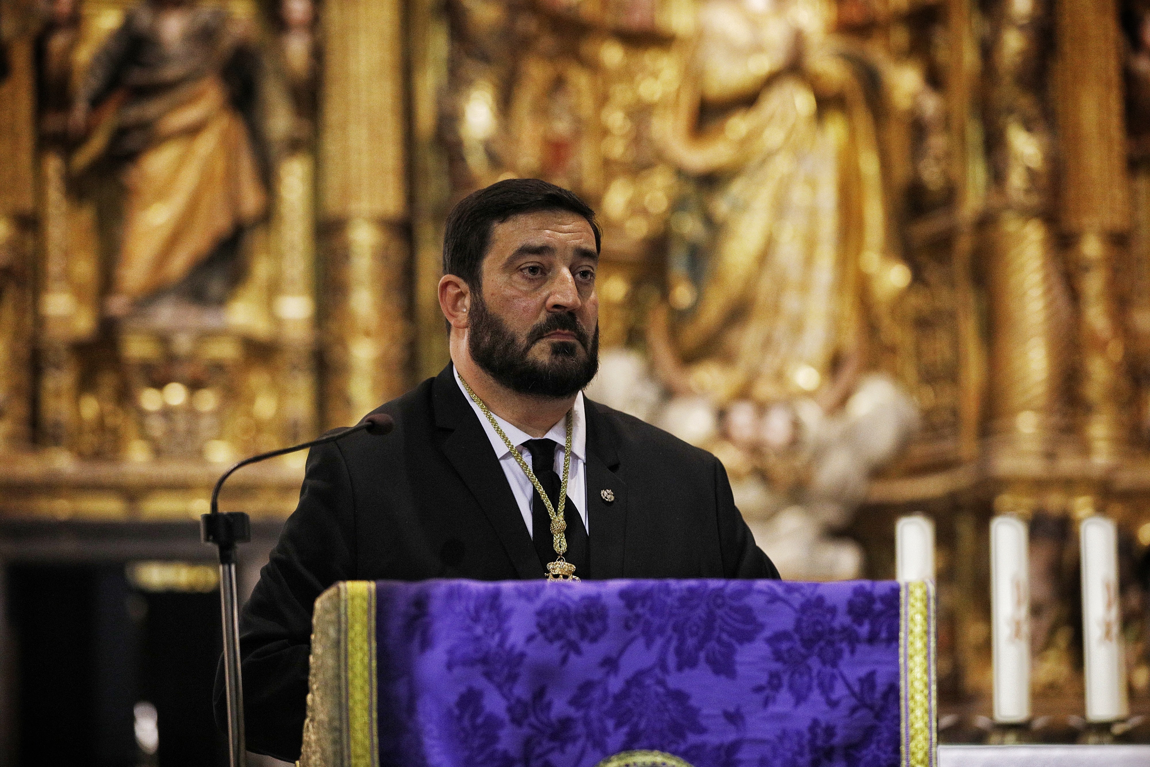 La lluvia desluce el Vía Crucis del Señor Yacente