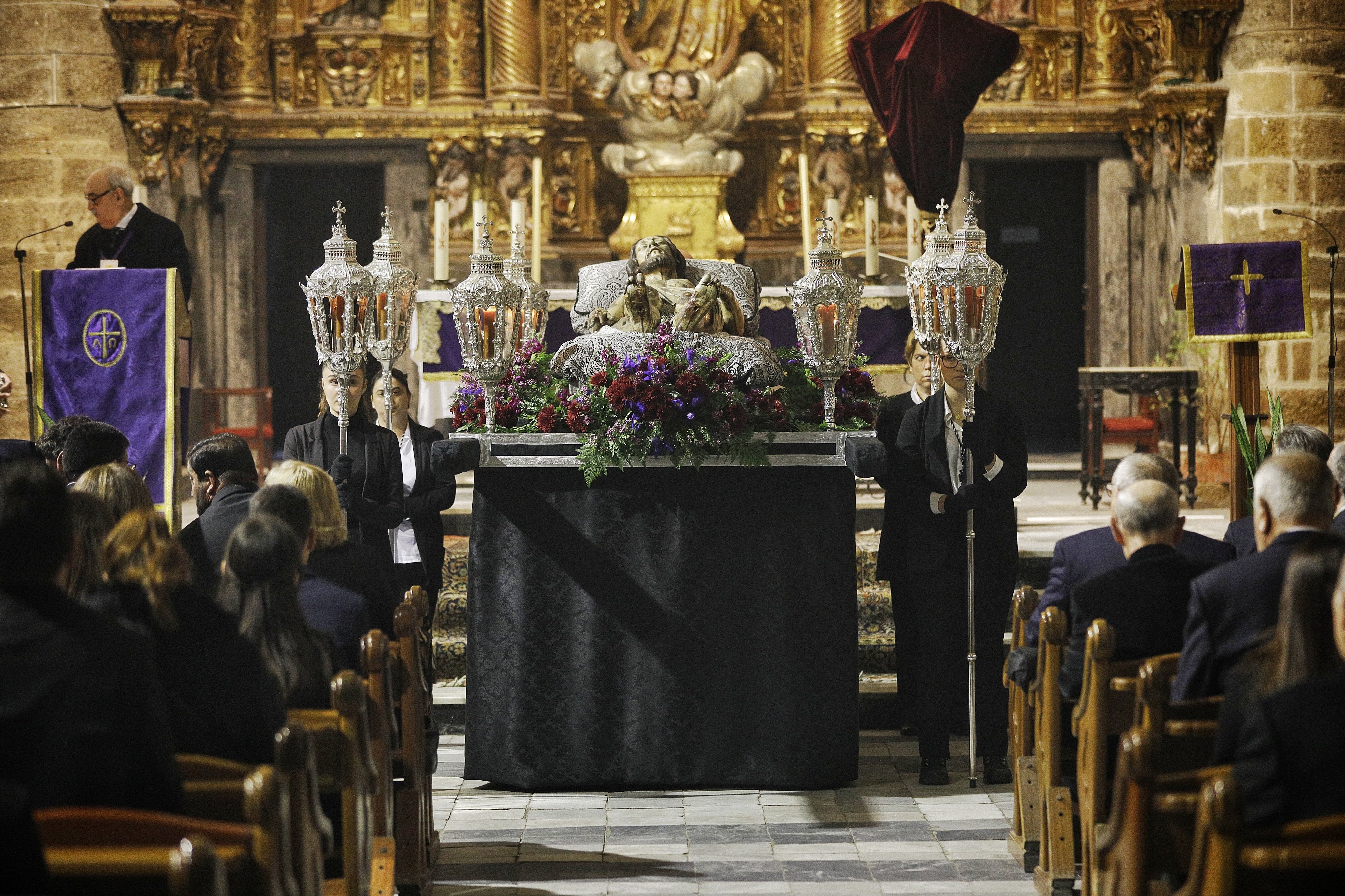 La lluvia desluce el Vía Crucis del Señor Yacente