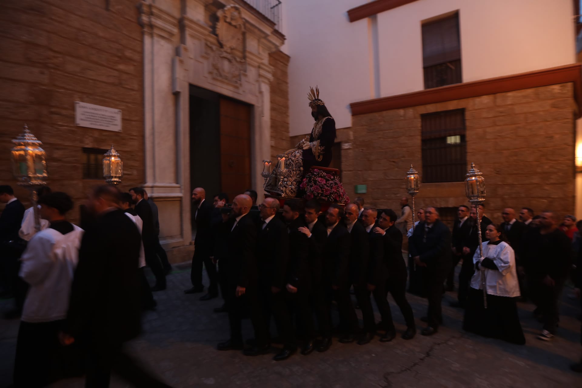Emotivo Vía Crucis por el barrio de Santa María con Jesús de la Salud