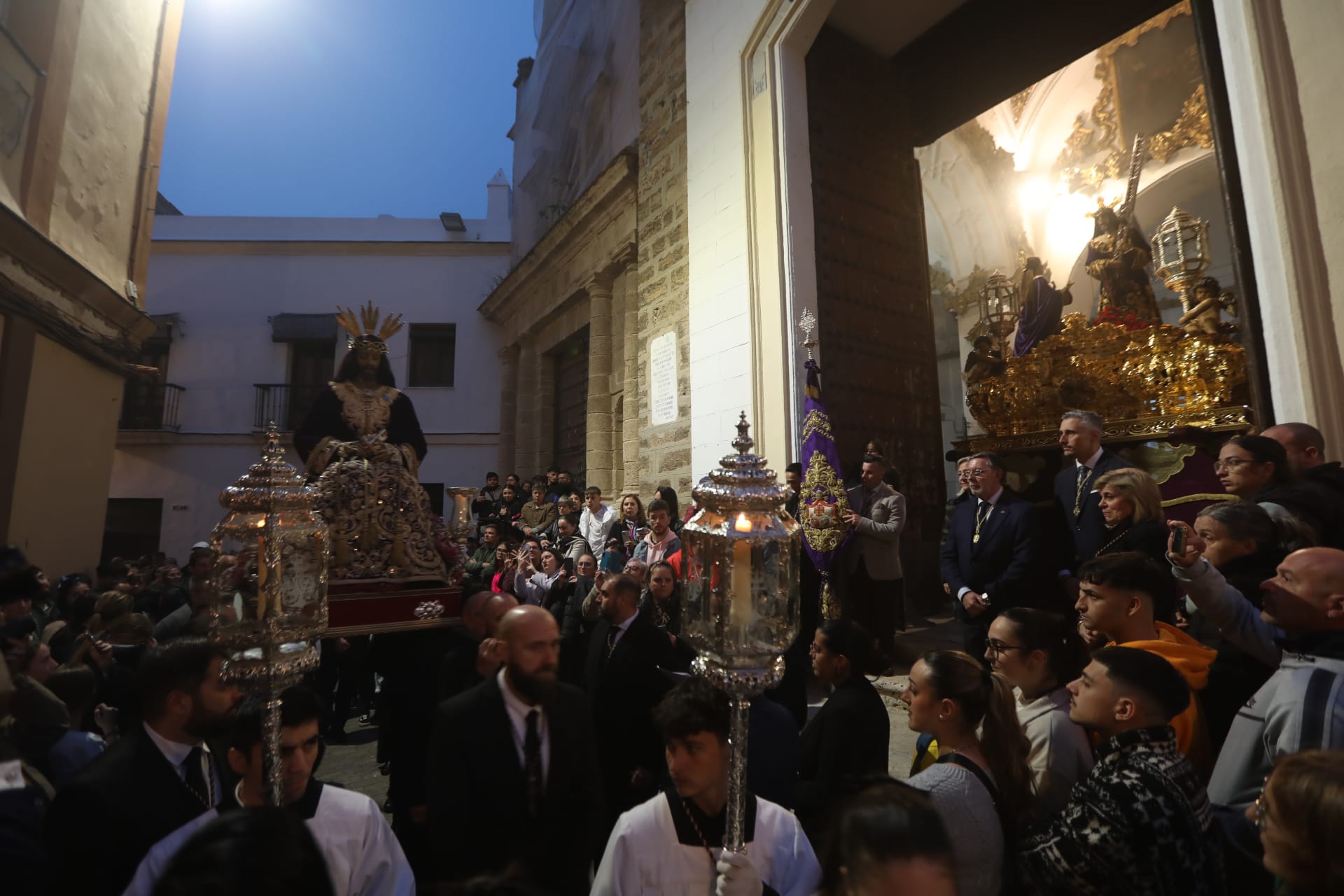 Emotivo Vía Crucis por el barrio de Santa María con Jesús de la Salud