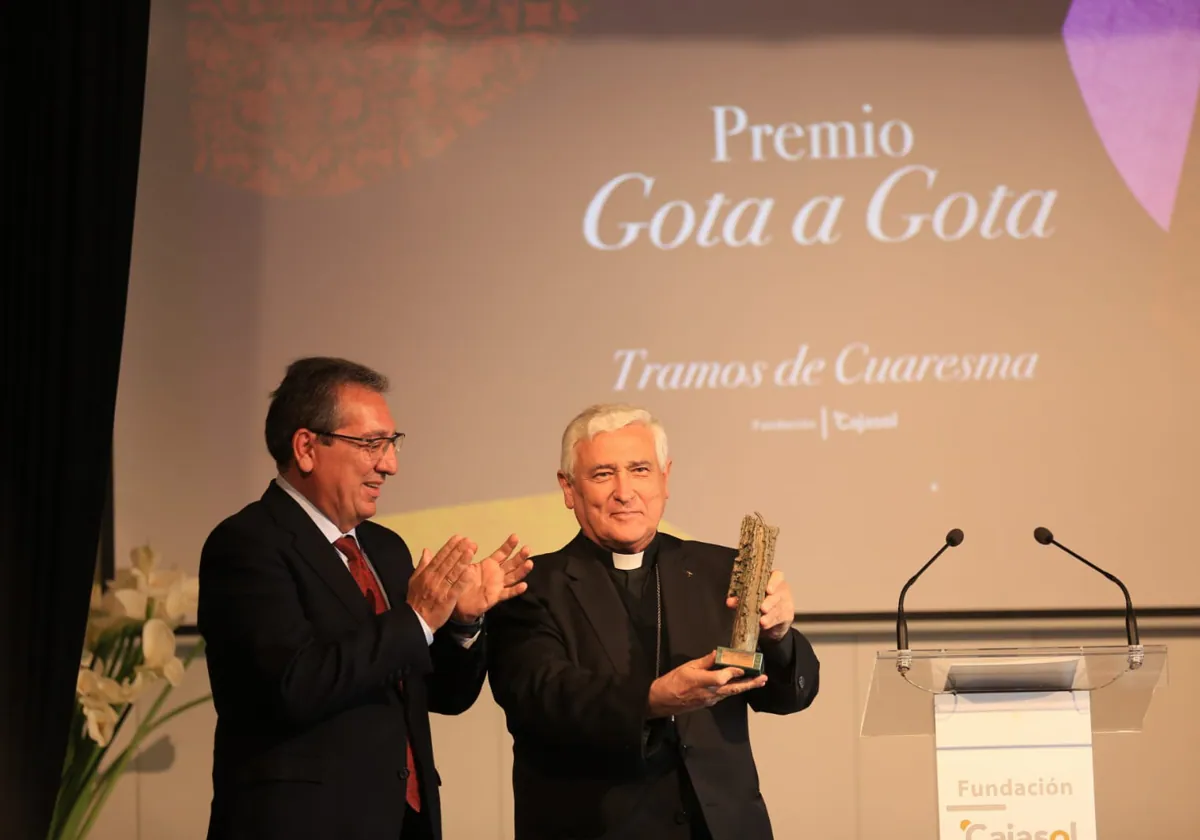 La Fundación Cajasol entrega sus Premios &#039;Gota a Gota de Pasión&#039; al Obispo de Cádiz