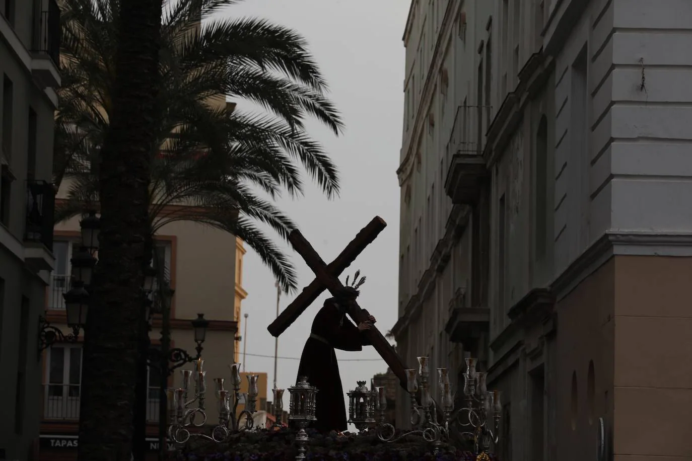 Fotos: El Nazareno de la Obediencia el Sábado de Pasión en la Semana Santa de Cádiz 2024