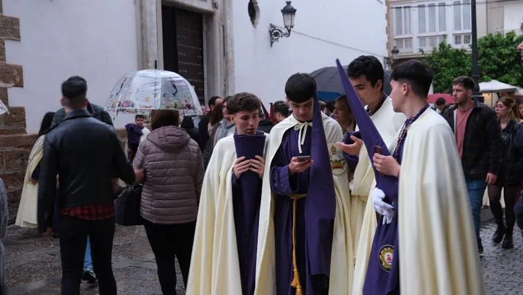 La lluvia rompe el Domingo de Ramos en Cádiz