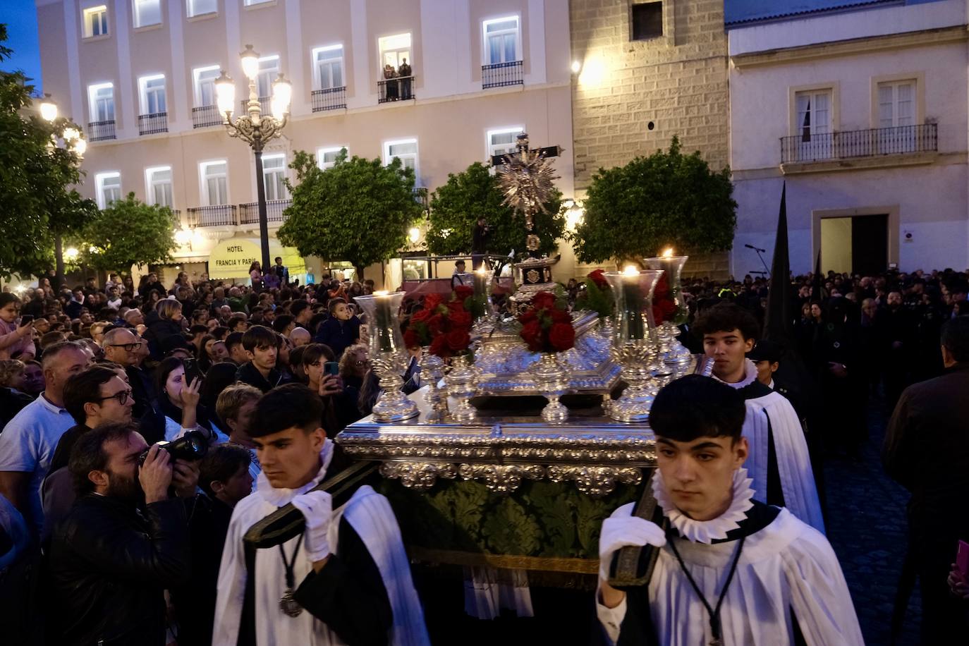 Fotos: Vera-Cruz en el Lunes Santo de la Semana Santa de Cádiz 2024