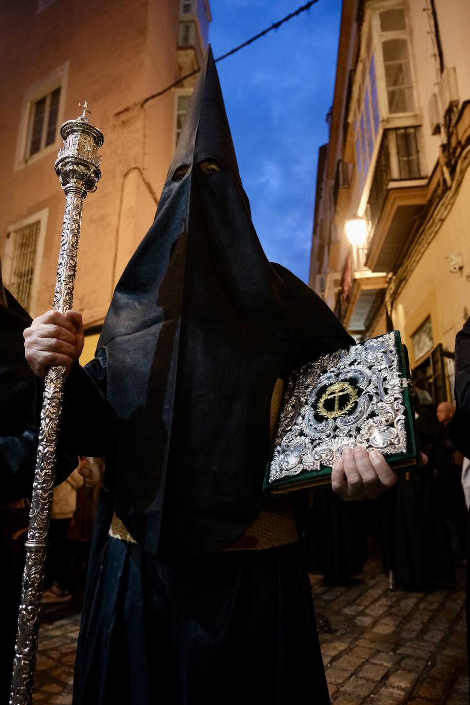 Fotos: Vera-Cruz en el Lunes Santo de la Semana Santa de Cádiz 2024