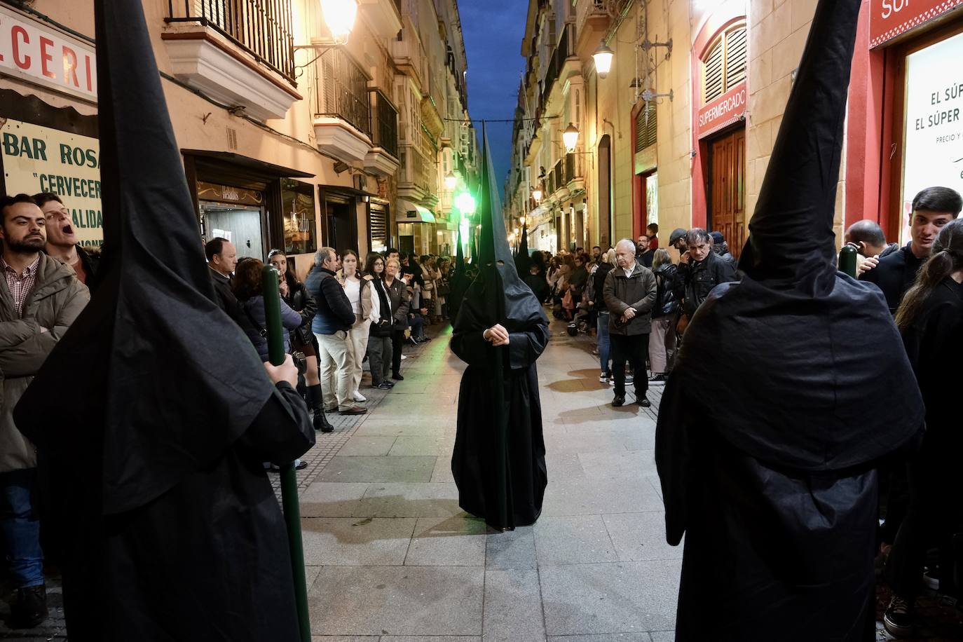 Fotos: Vera-Cruz en el Lunes Santo de la Semana Santa de Cádiz 2024