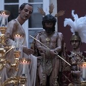 El cantaor Maunel Gago le dedica una saeta al Cristo del Ecce Homo a su salida.