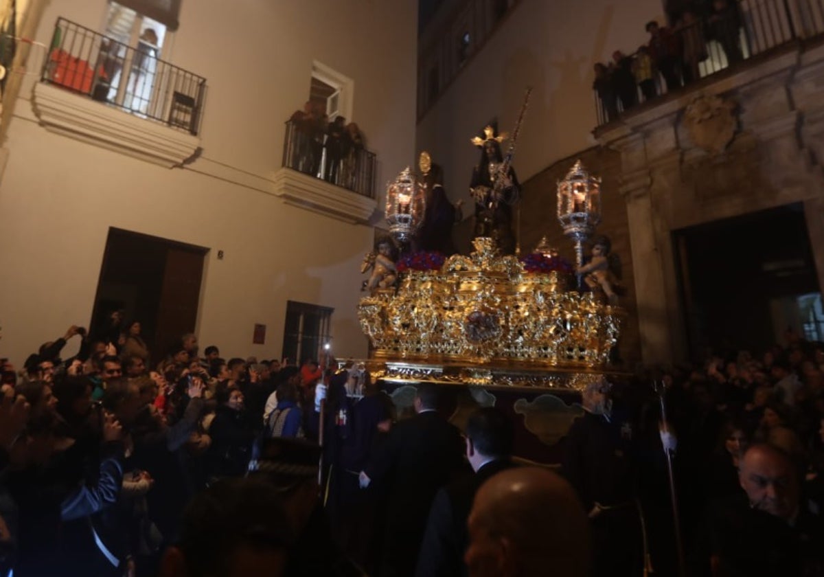 Solo el Nazareno llena en parte el Jueves Santo en Cádiz