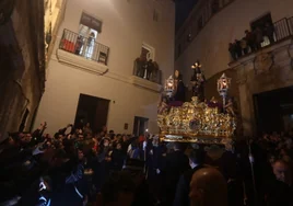 Solo el Nazareno llena en parte el Jueves Santo en Cádiz