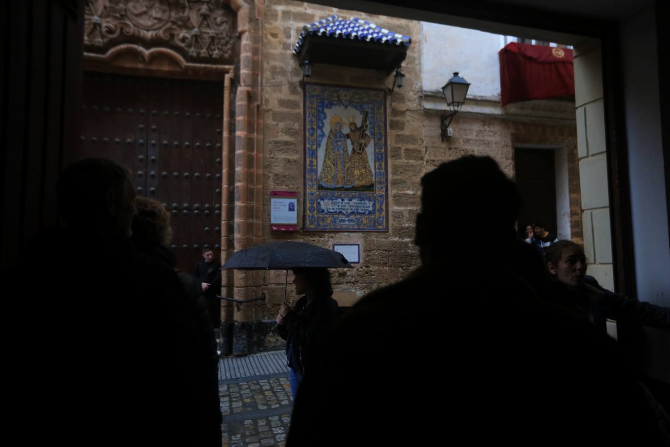 Fotos: Viernes Santo pasado por agua en Cádiz