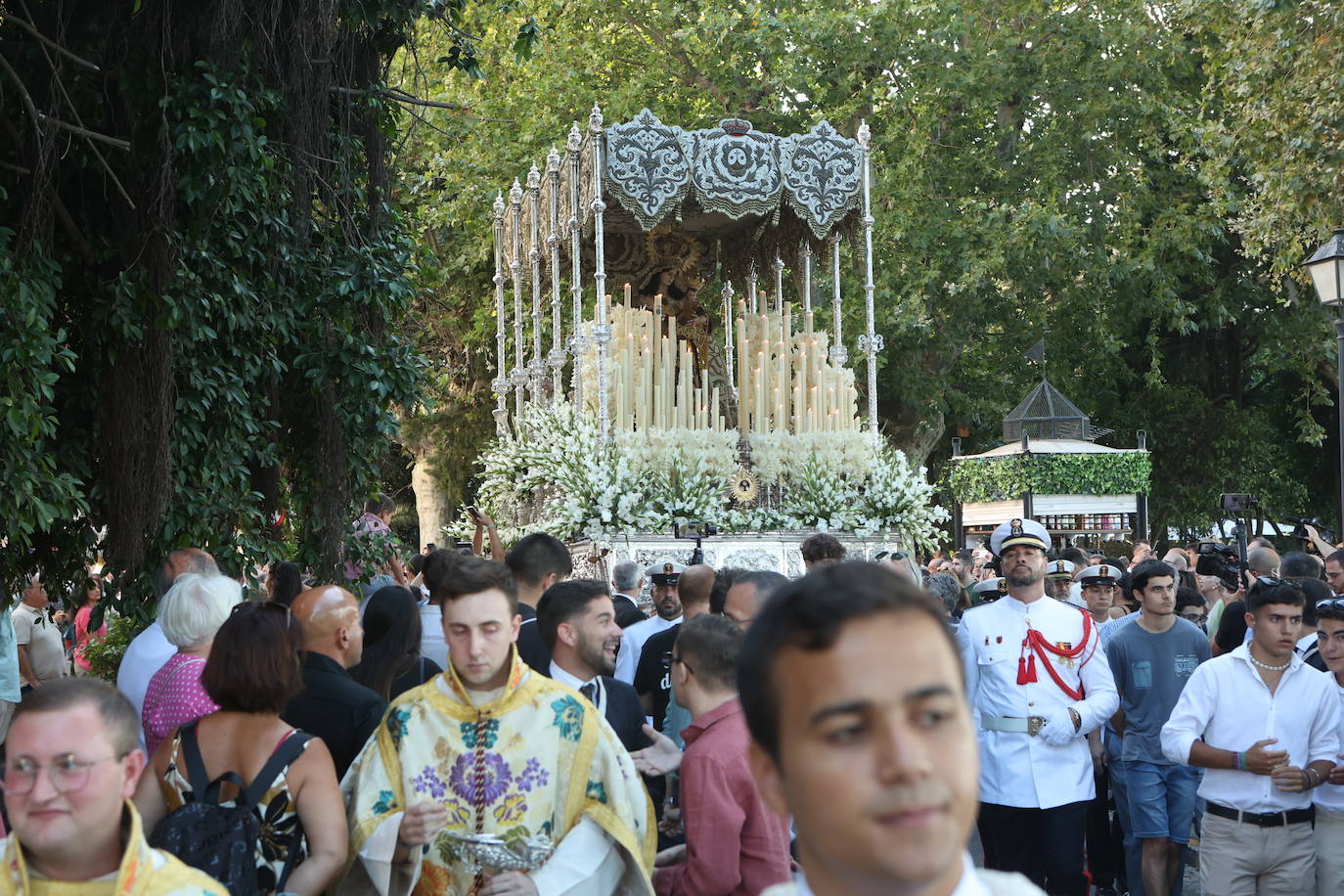 Fotos: La Virgen del Carmen procesiona por las calles de Cádiz