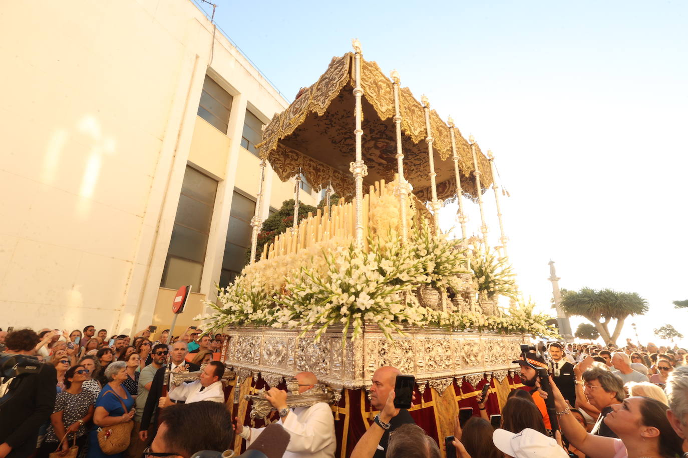 Fotos: La Virgen del Carmen procesiona por las calles de Cádiz