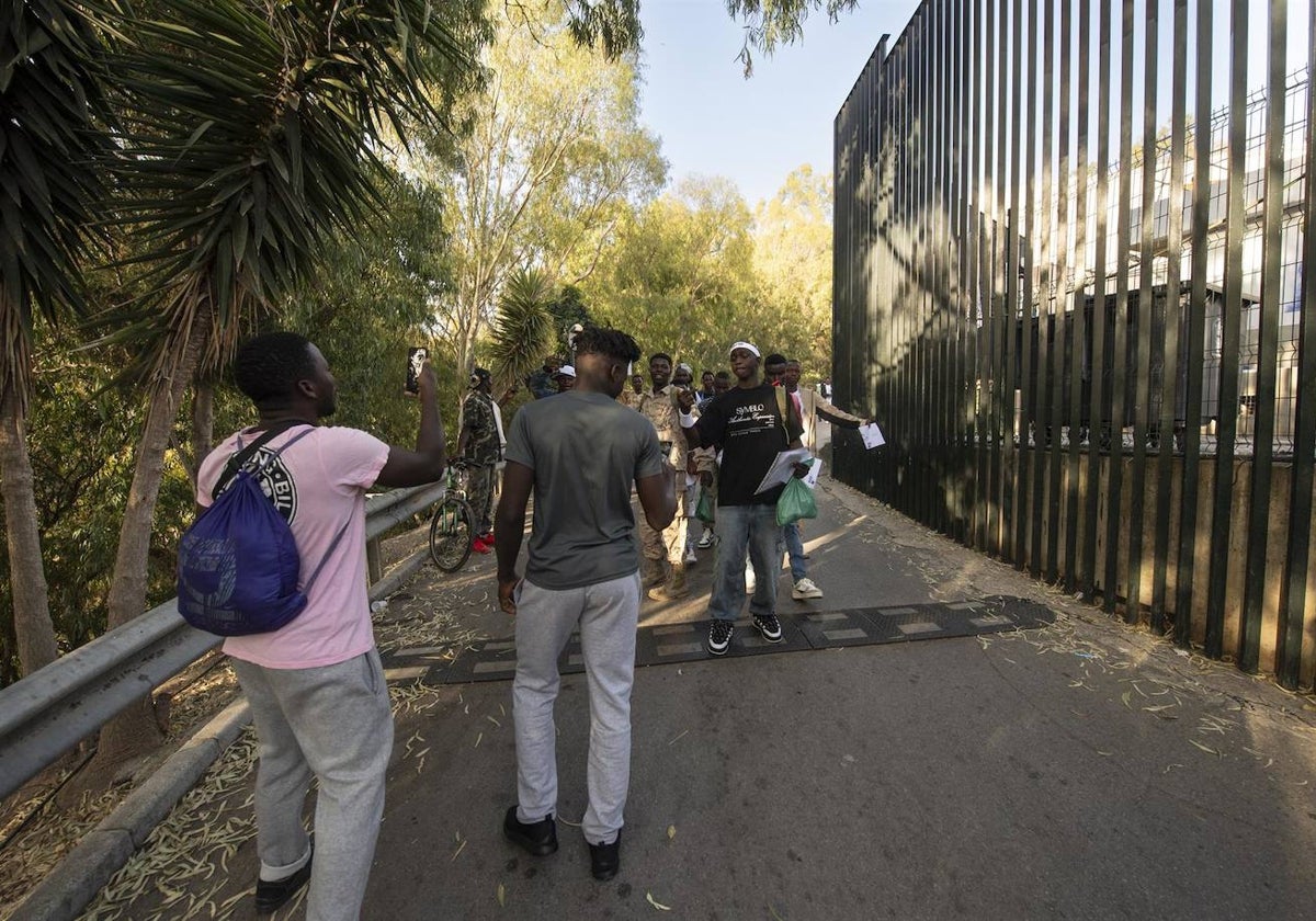 Varios migrantes a su salida del Centro de Estancia Temporal de Inmigrantes (CETI) en Ceuta