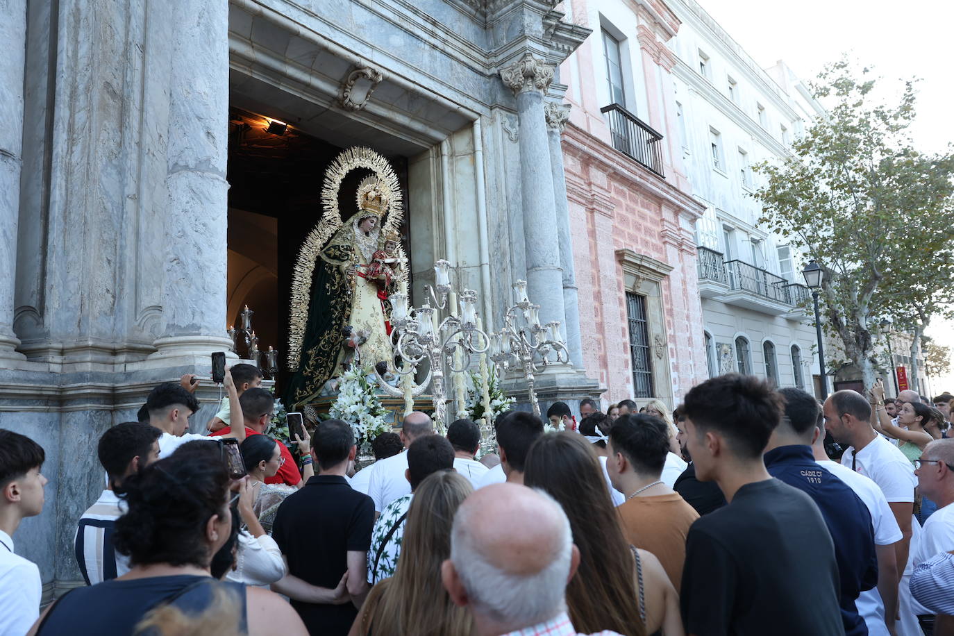 Fotos: Procesión de la Virgen de los Desamparados en Cádiz