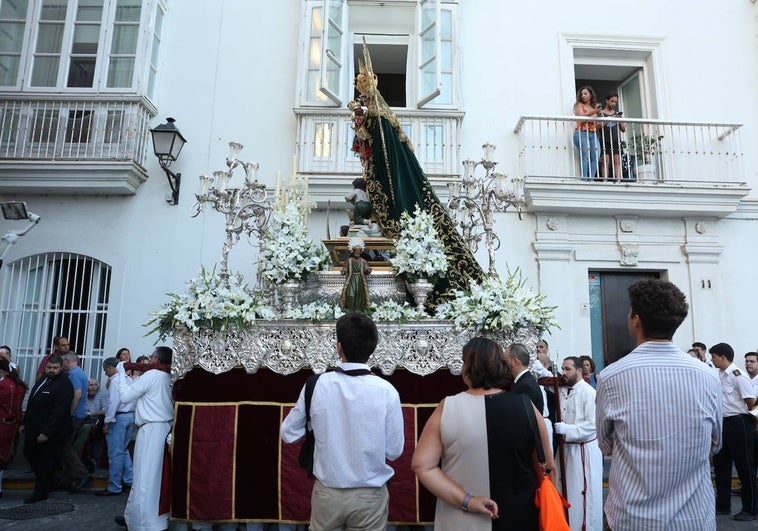 Fotos: Procesión de la Virgen de los Desamparados en Cádiz