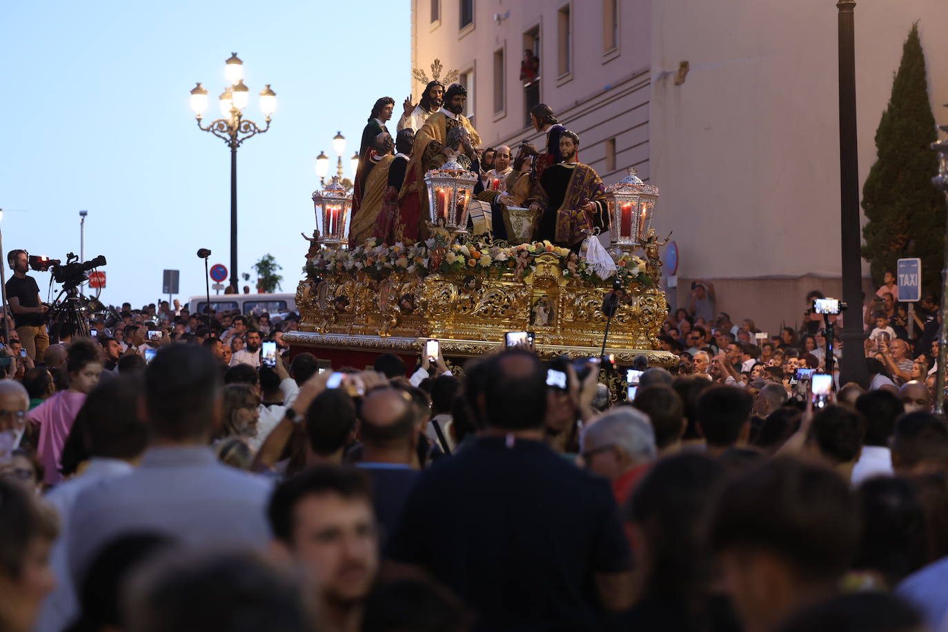 Fotos: Procesión extraordinaria de la Sagrada Cena en Cádiz