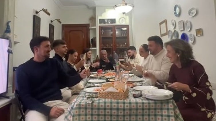 Una familia sevillana celebra el año nuevo a ritmo de la marcha 'Eternidad' de la banda del Rosario de Cádiz