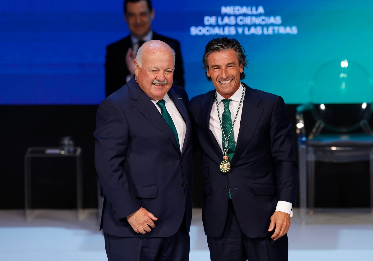 Federico Linares recibe la Medalla de Andalucía.