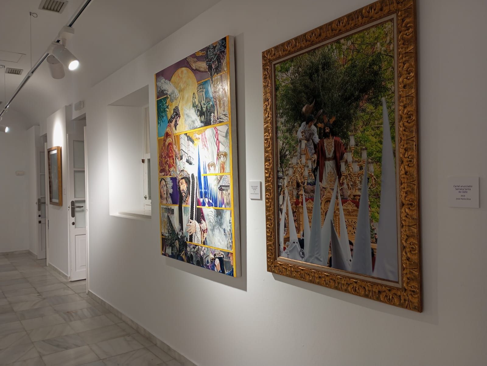 Fotos: La exposición Trazos Cofrades ya se puede visitar en la calle Ancha de Cádiz