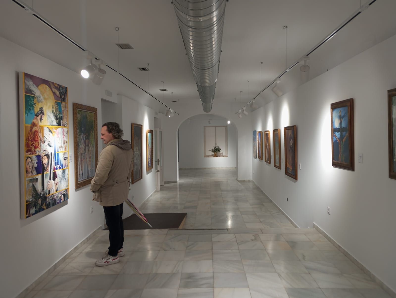 Fotos: La exposición Trazos Cofrades ya se puede visitar en la calle Ancha de Cádiz