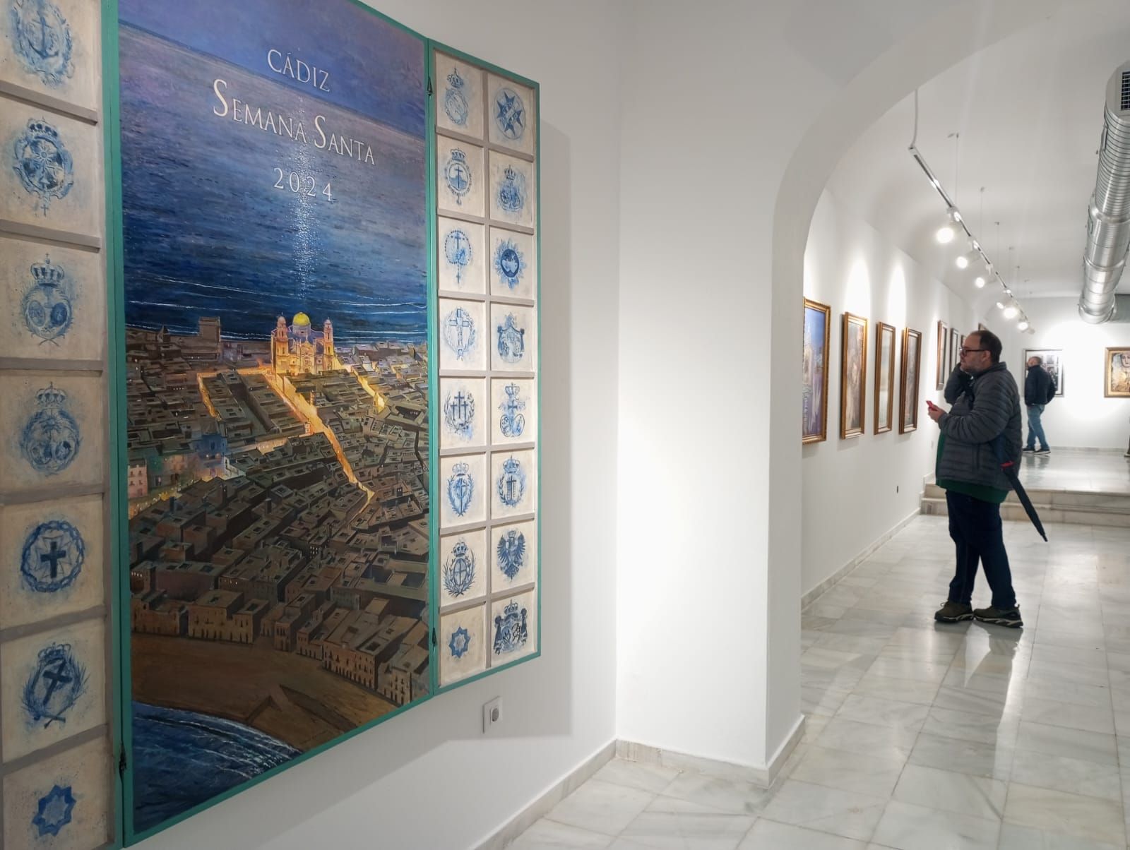 Fotos: La exposición Trazos Cofrades ya se puede visitar en la calle Ancha de Cádiz