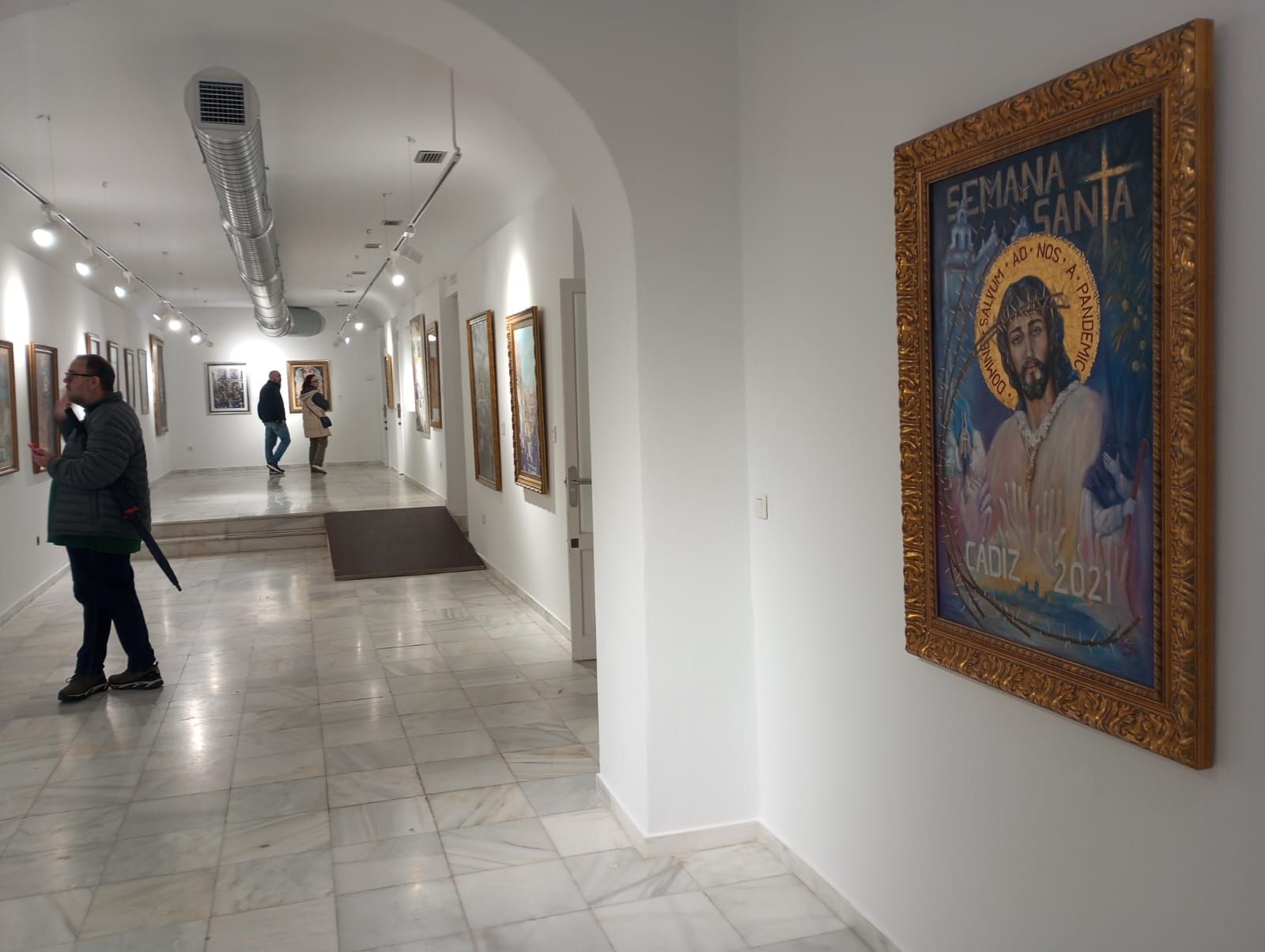 Fotos: La exposición Trazos Cofrades ya se puede visitar en la calle Ancha de Cádiz