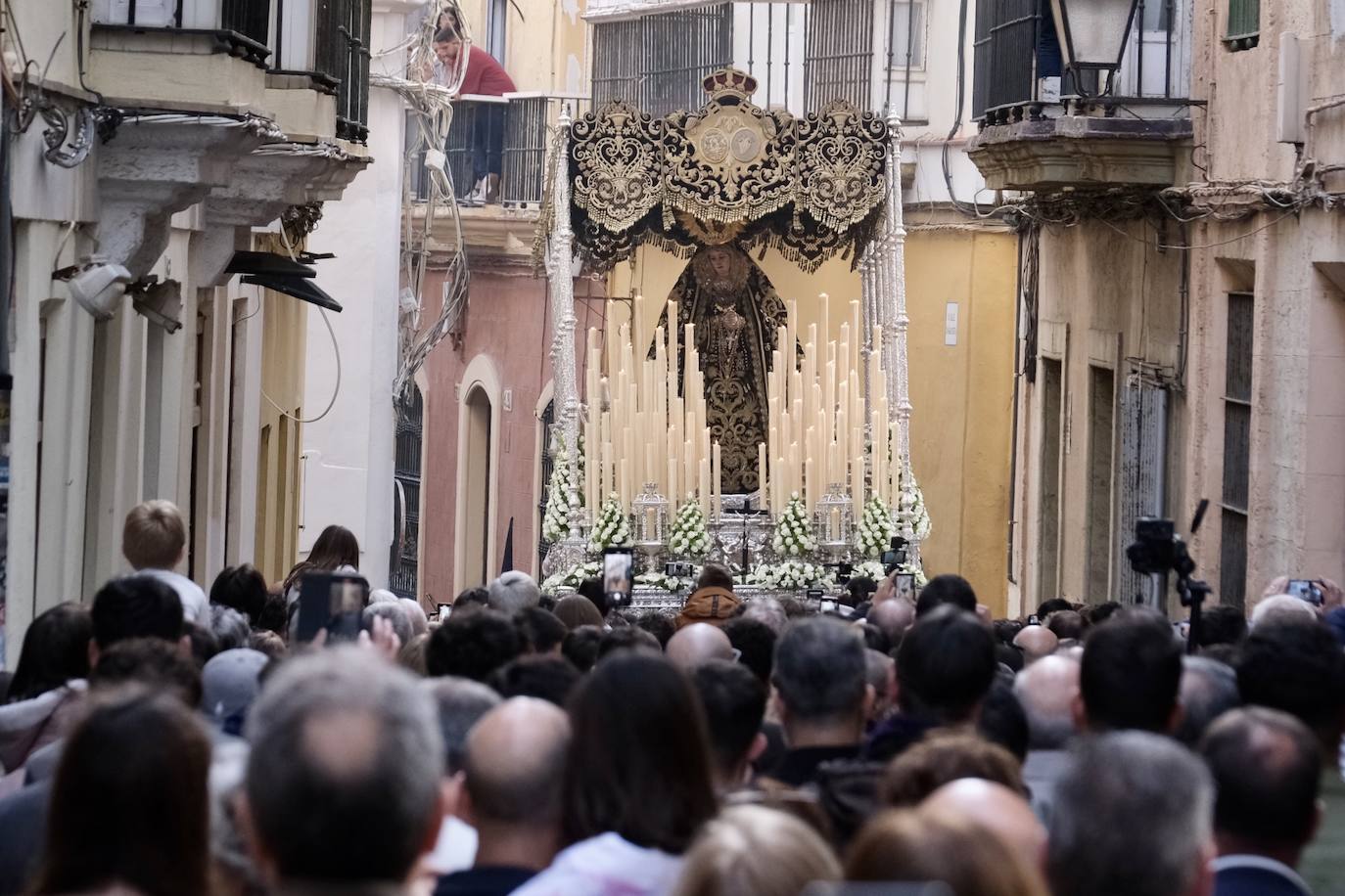 Servitas en el Viernes de Dolores de la Semana Santa de Cádiz 2025
