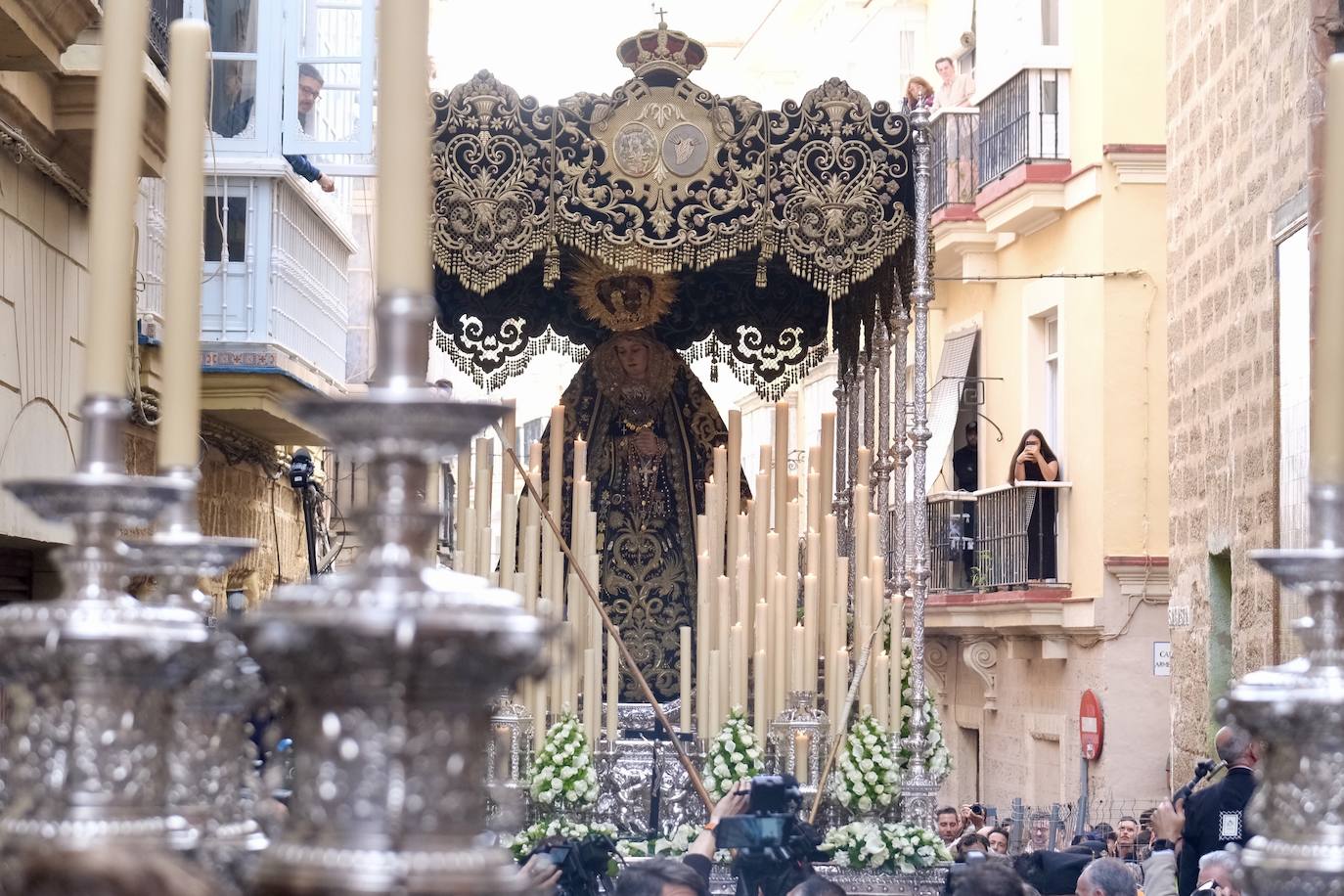 Servitas en el Viernes de Dolores de la Semana Santa de Cádiz 2025
