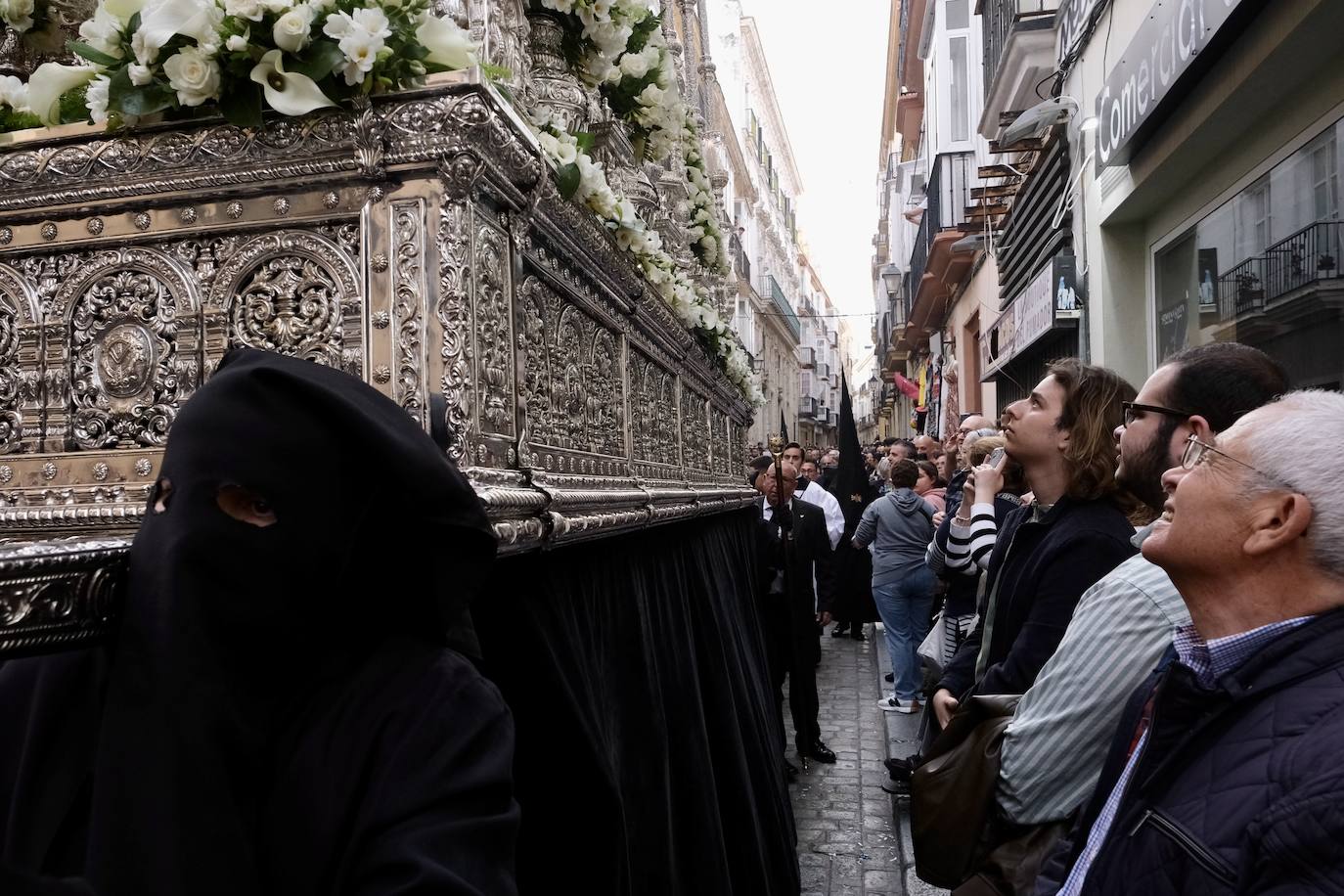Servitas en el Viernes de Dolores de la Semana Santa de Cádiz 2025