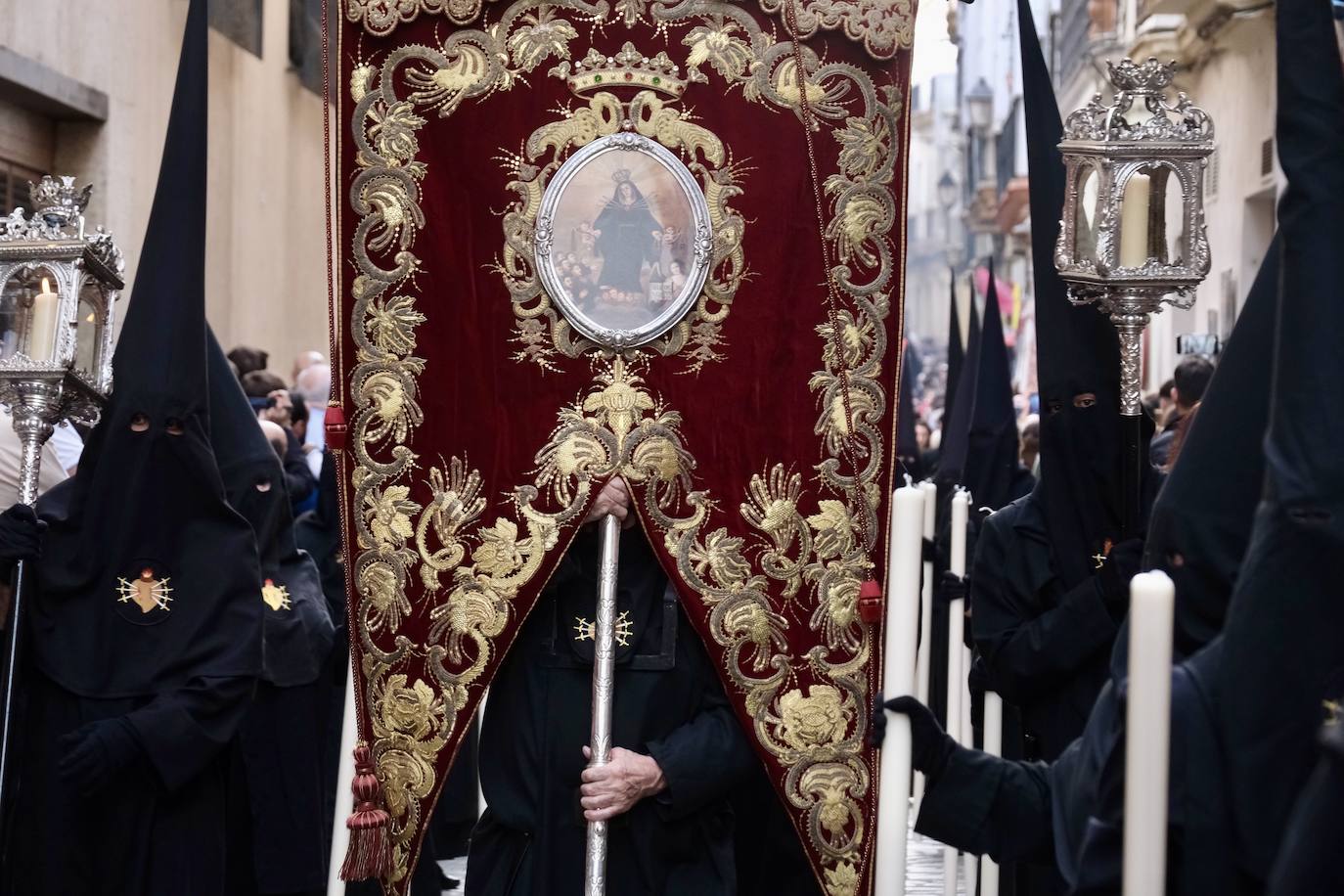 Servitas en el Viernes de Dolores de la Semana Santa de Cádiz 2025