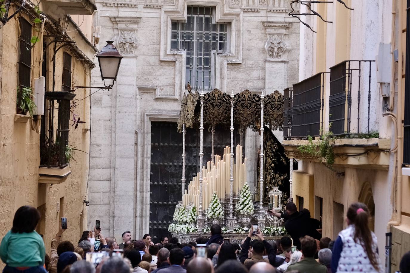 Servitas en el Viernes de Dolores de la Semana Santa de Cádiz 2025