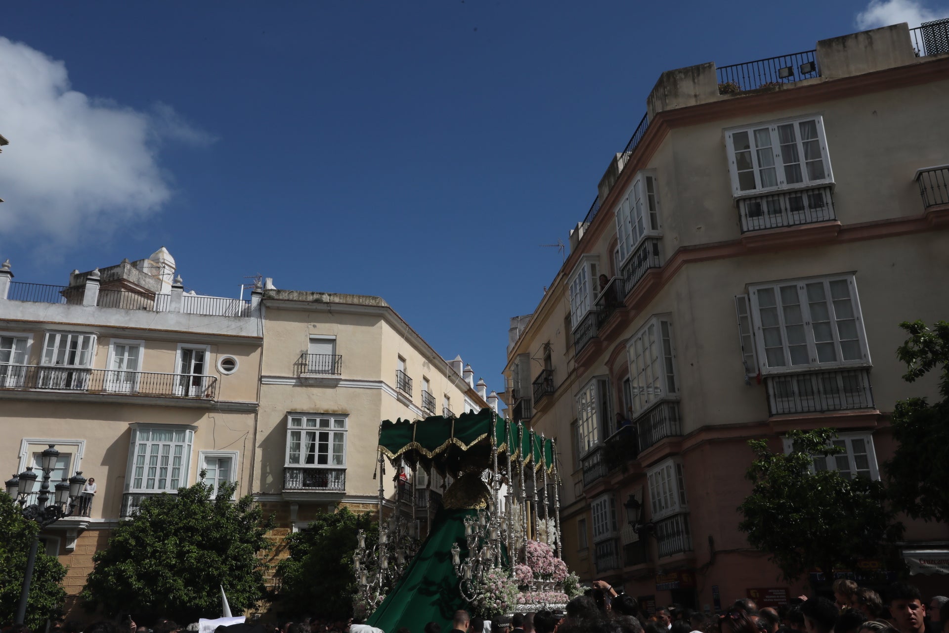 Las imágenes de Nazareno del Amor en la Semana Santa de Cádiz 2025