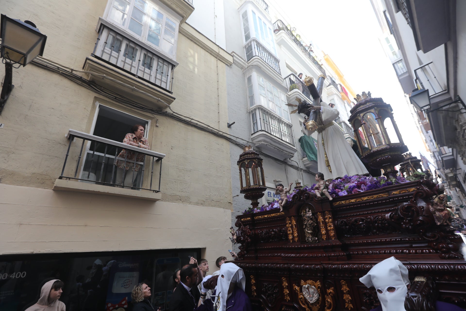 Las imágenes de Nazareno del Amor en la Semana Santa de Cádiz 2025
