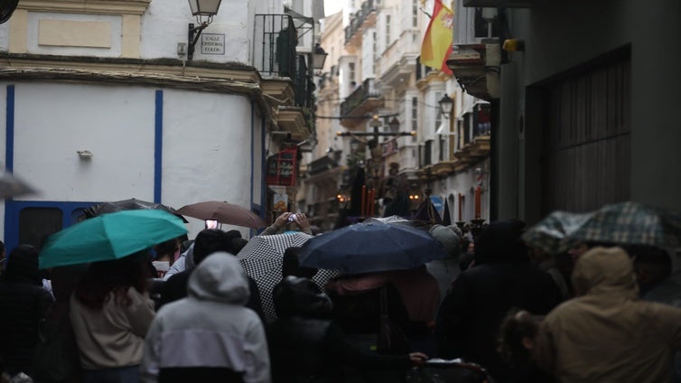 Crónica: La tormenta que reventó el Martes Santo gaditano