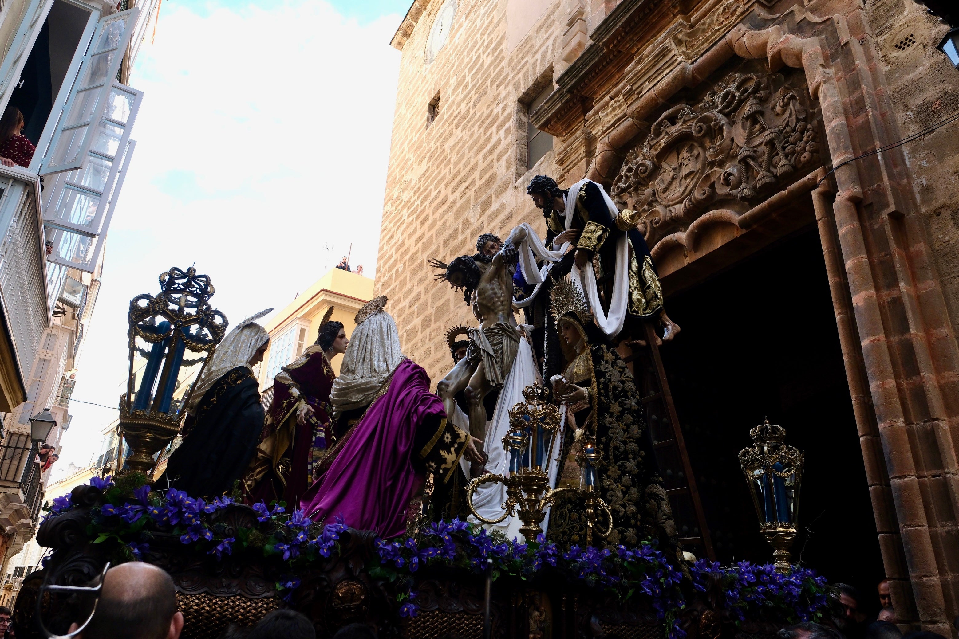 Fotos: Descendimiento el Viernes Santo en la Semana Santa de Cádiz 2025