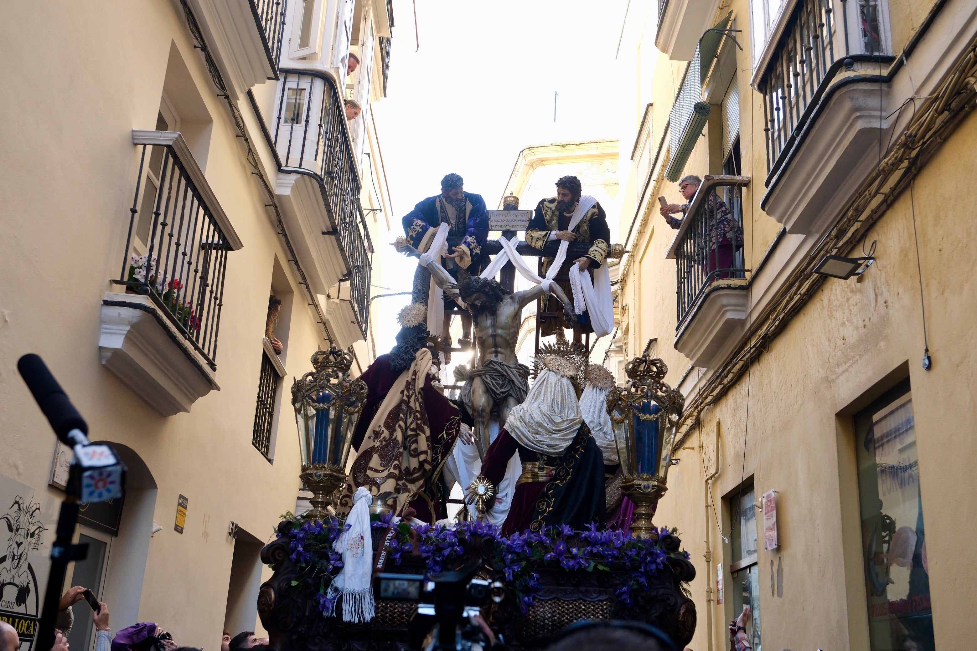 Fotos: Descendimiento el Viernes Santo en la Semana Santa de Cádiz 2025