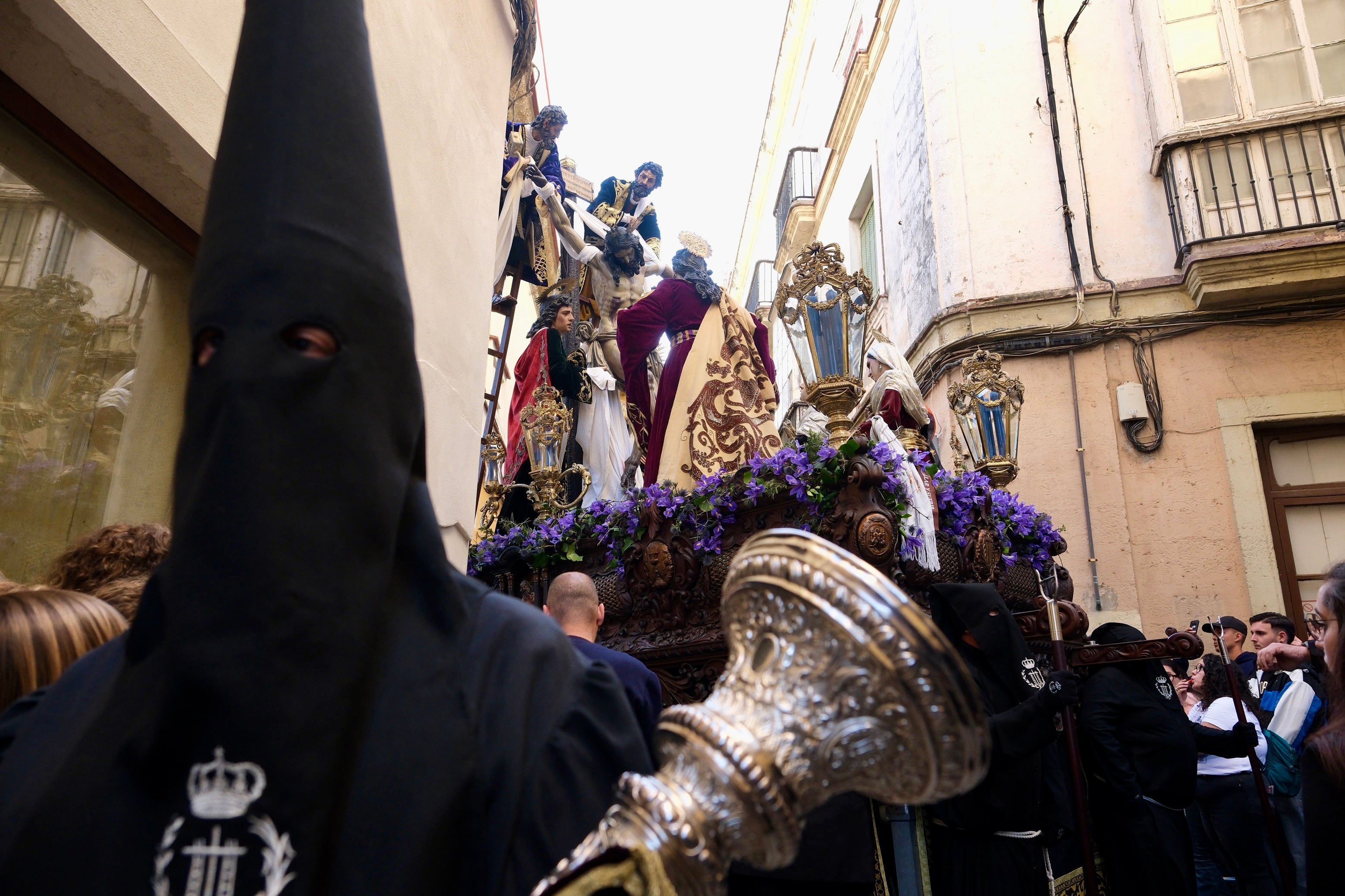 Fotos: Descendimiento el Viernes Santo en la Semana Santa de Cádiz 2025
