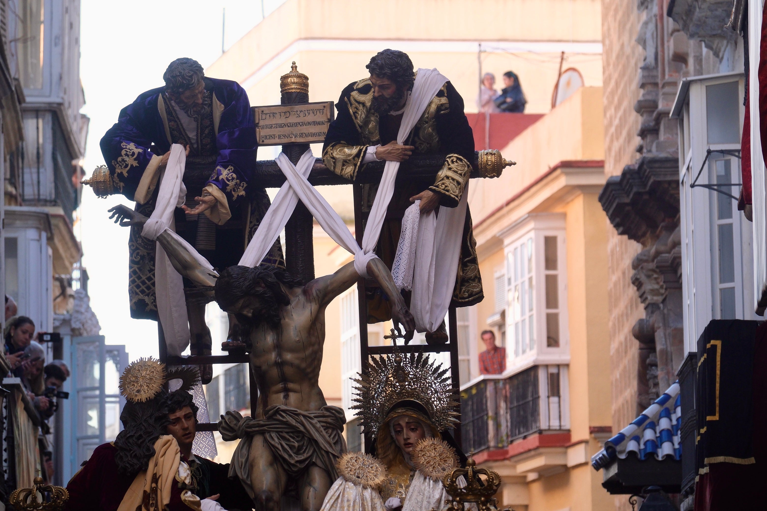 Fotos: Descendimiento el Viernes Santo en la Semana Santa de Cádiz 2025
