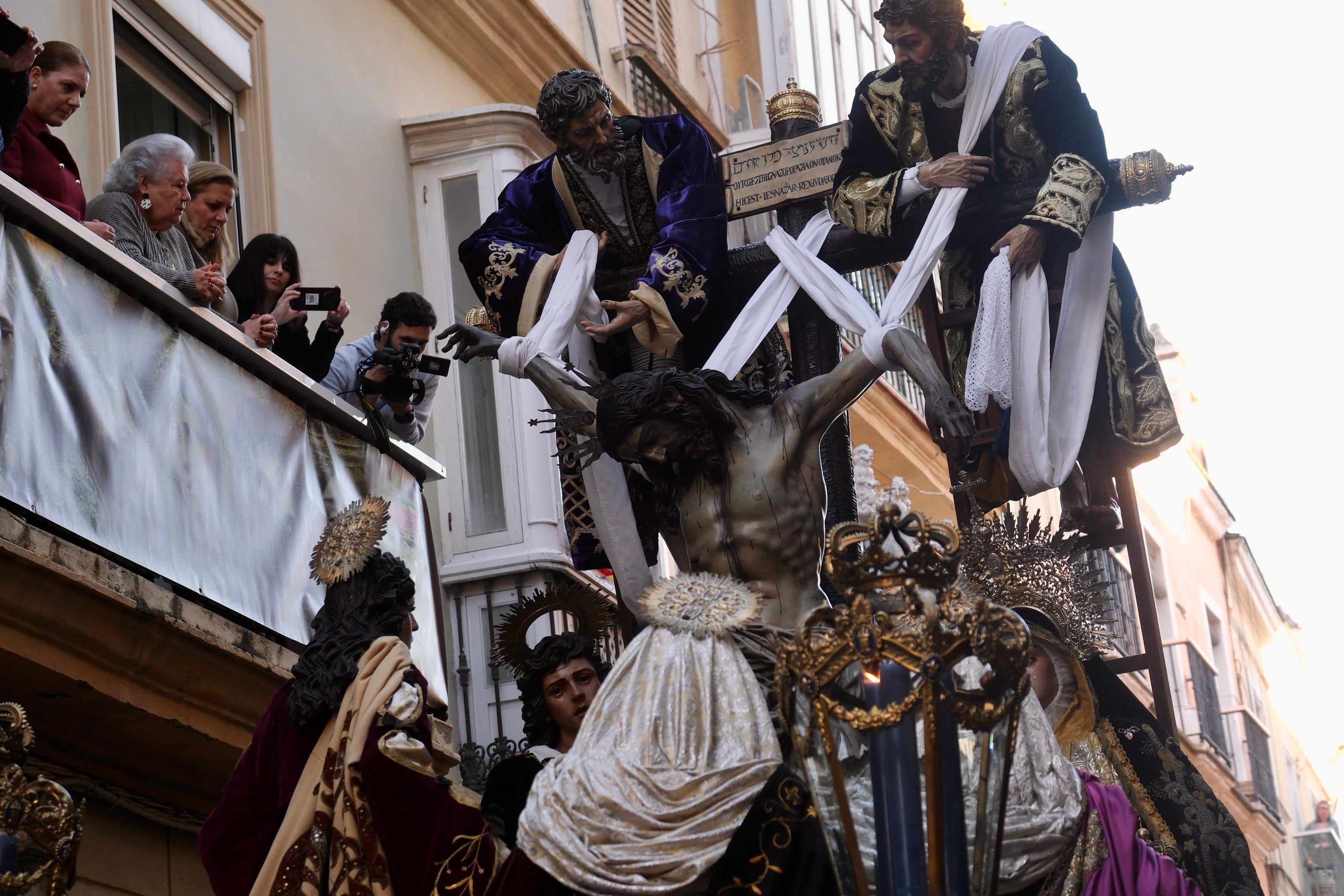 Fotos: Descendimiento el Viernes Santo en la Semana Santa de Cádiz 2025