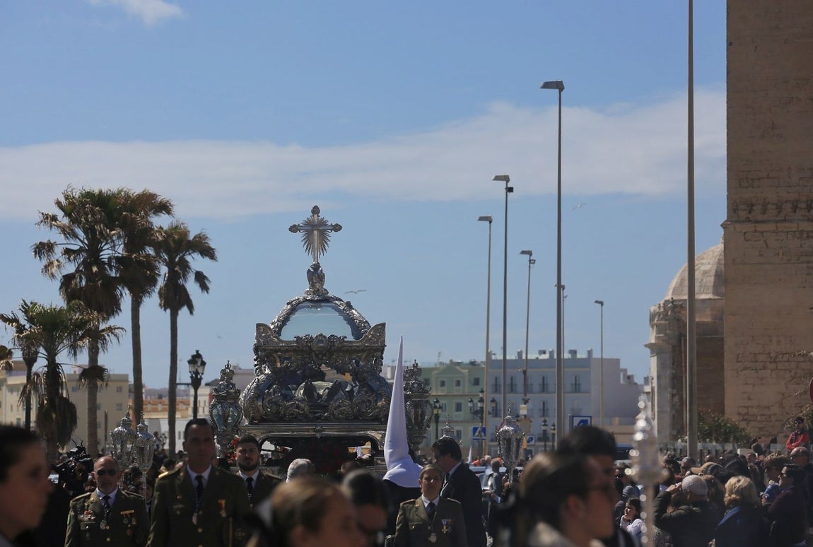 Fotos: El Santo Entierro en el Sábado Santo de Cádiz 2025