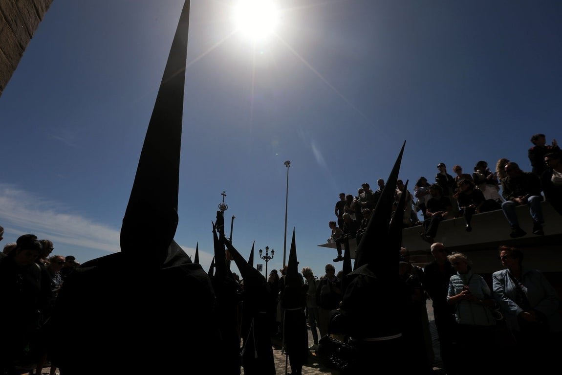 Fotos: El Santo Entierro en el Sábado Santo de Cádiz 2025