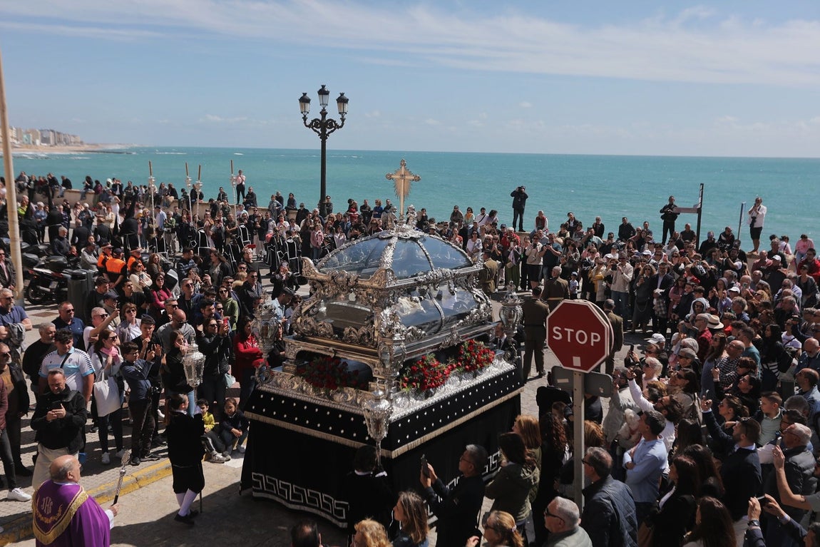 Fotos: El Santo Entierro en el Sábado Santo de Cádiz 2025
