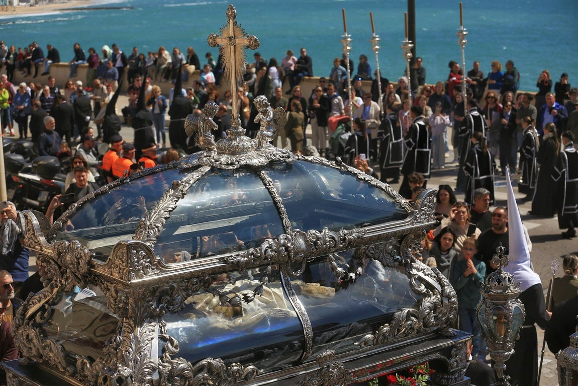 Fotos: El Santo Entierro en el Sábado Santo de Cádiz 2025