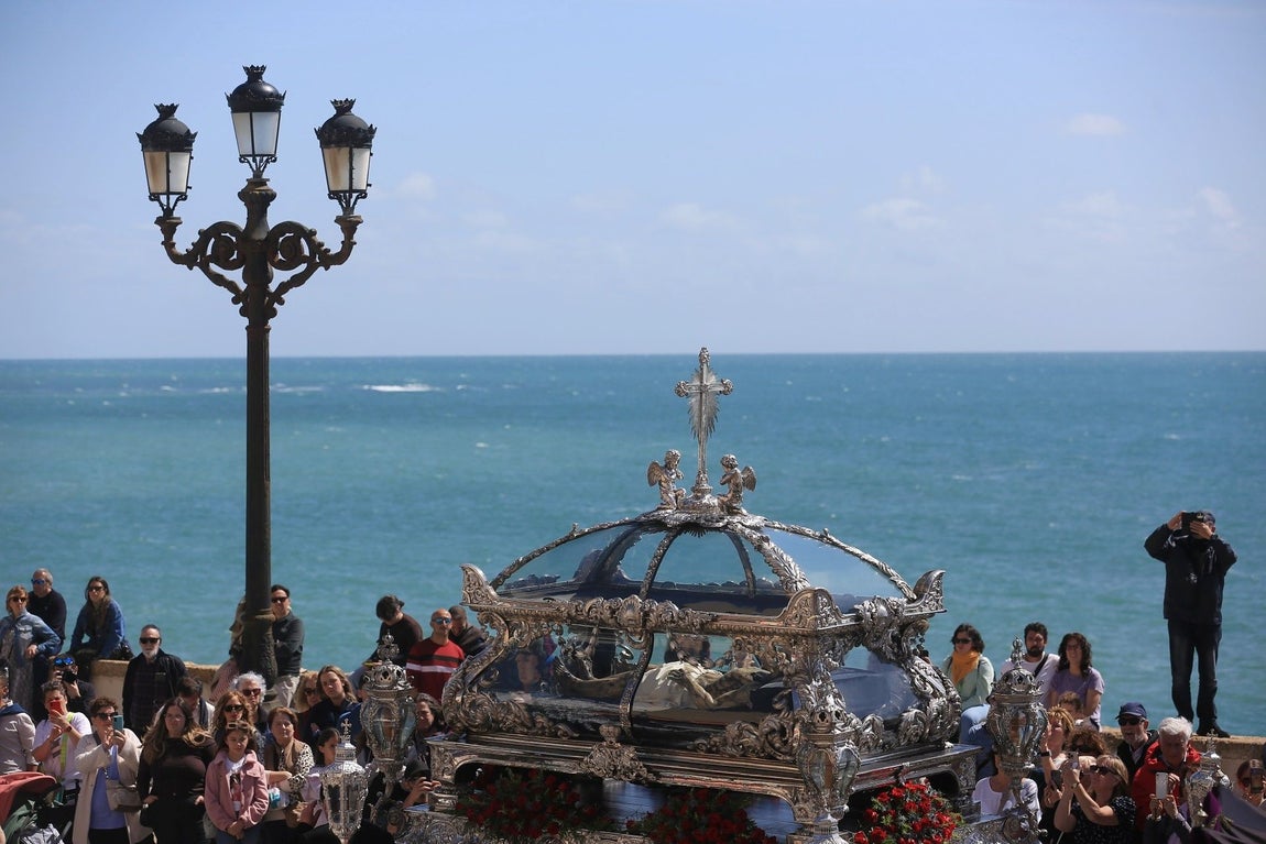 Fotos: El Santo Entierro en el Sábado Santo de Cádiz 2025