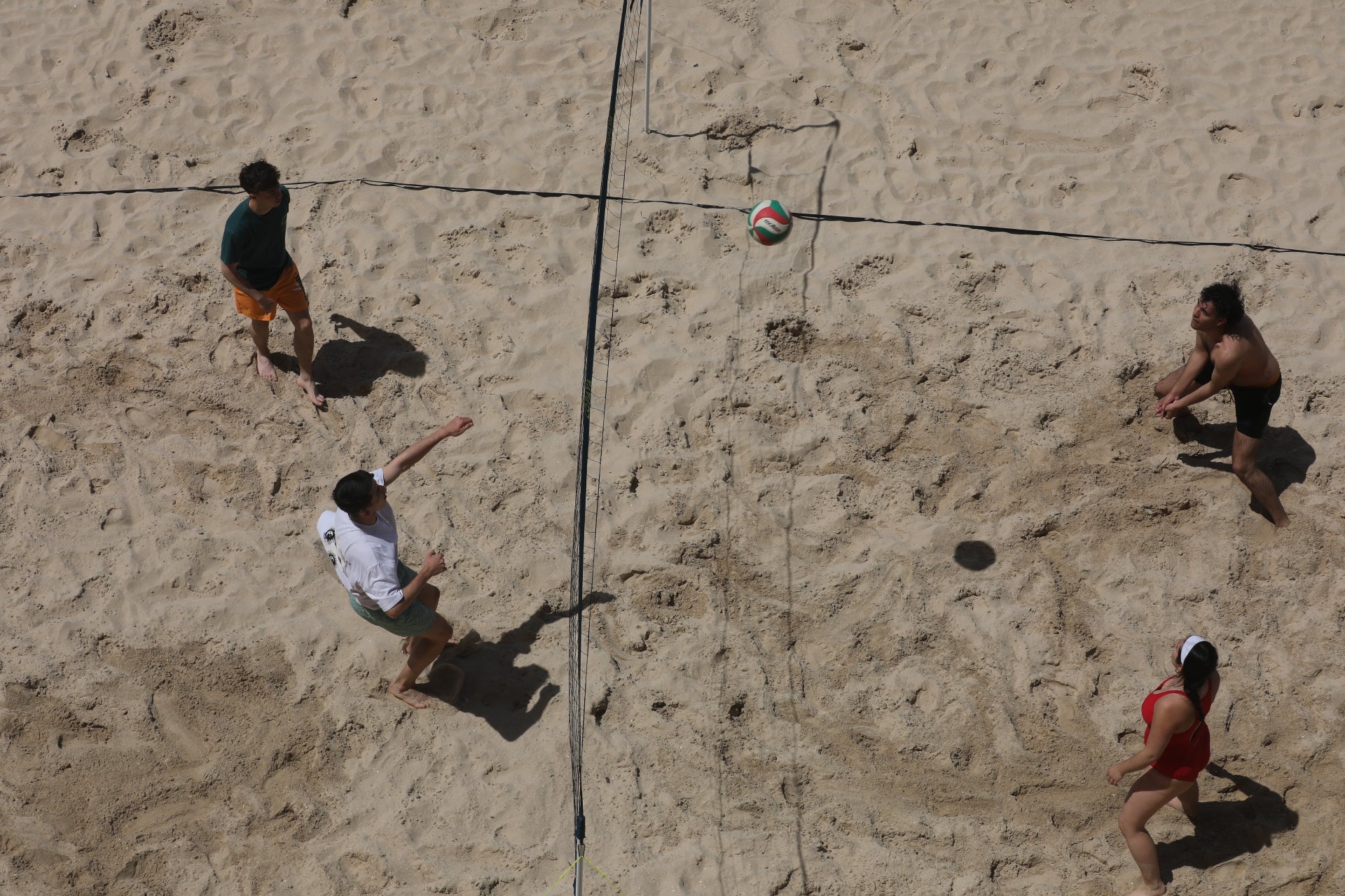 Cádiz despide la Semana Santa entre chapuzones y paseos por la playa