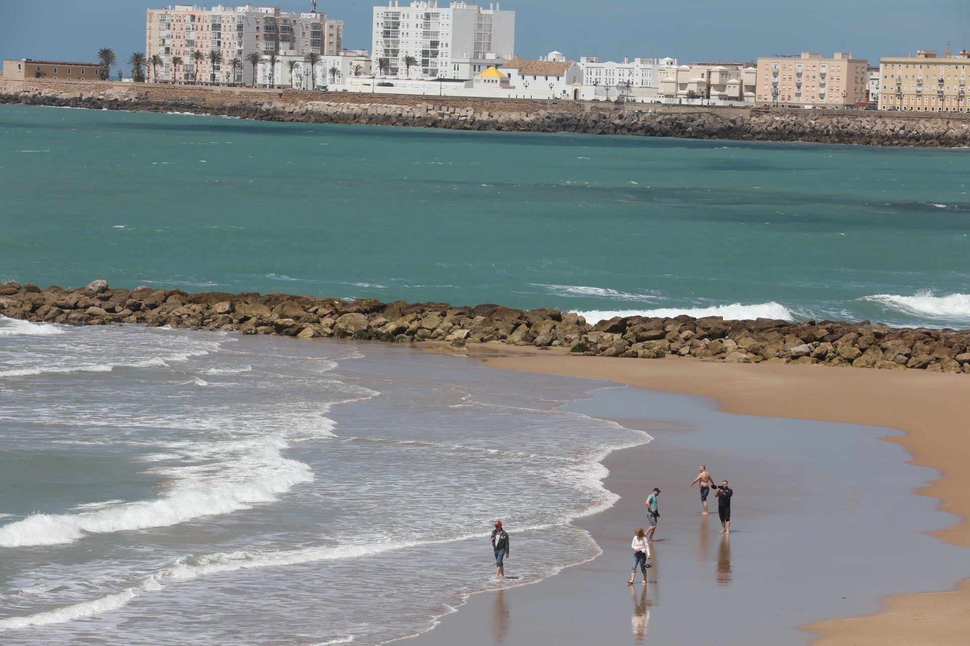 Cádiz despide la Semana Santa entre chapuzones y paseos por la playa