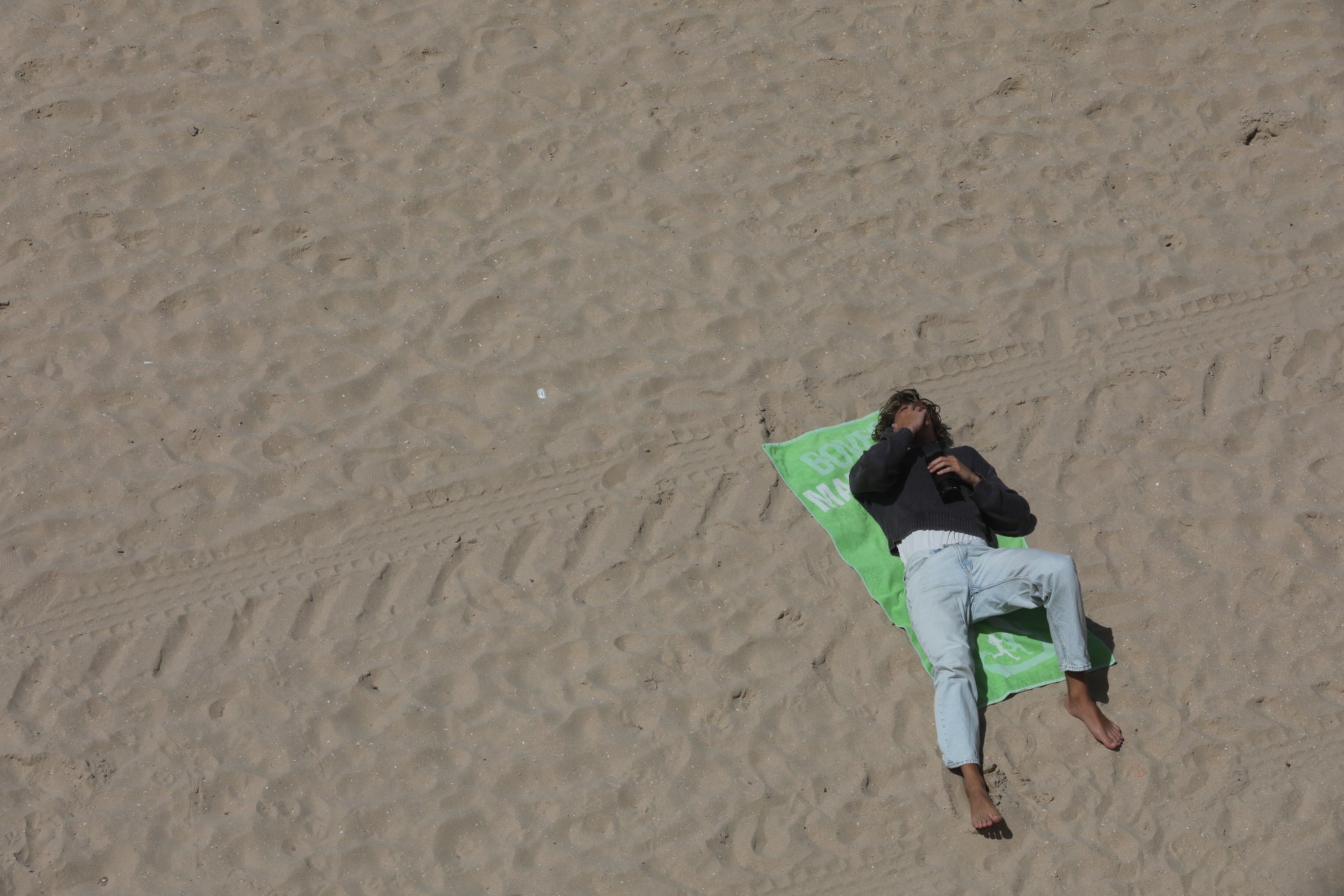 Cádiz despide la Semana Santa entre chapuzones y paseos por la playa