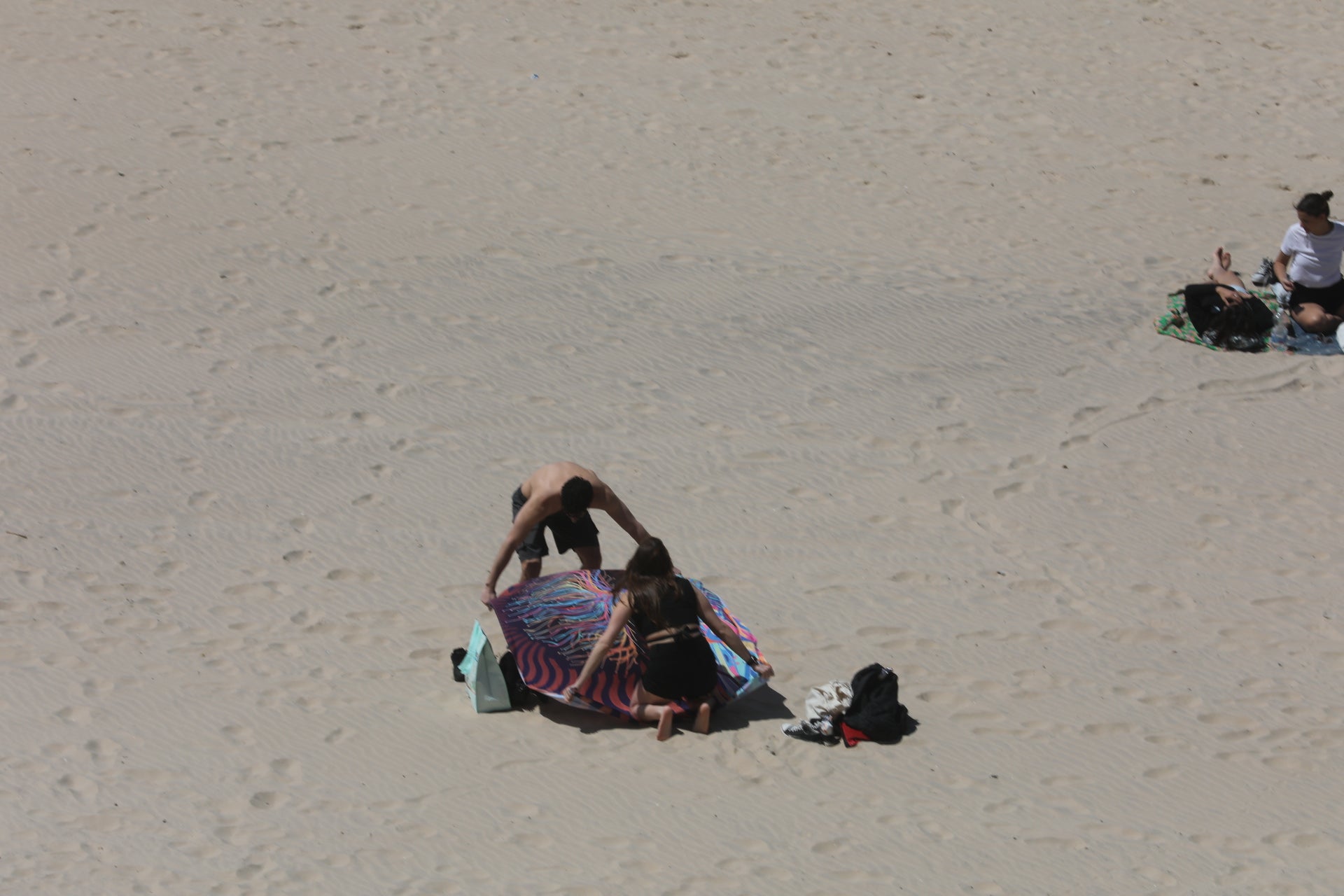 Cádiz despide la Semana Santa entre chapuzones y paseos por la playa