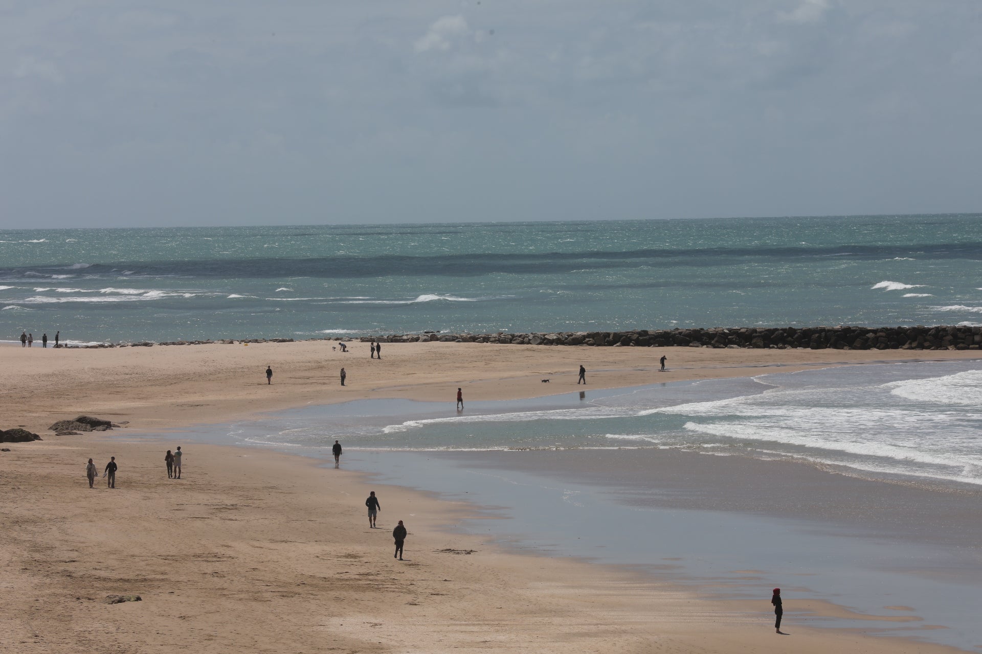 Cádiz despide la Semana Santa entre chapuzones y paseos por la playa