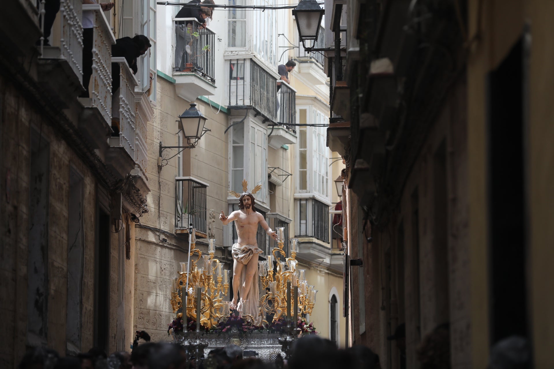 Fotos: El Resucitado procesiona por las calles de Cádiz